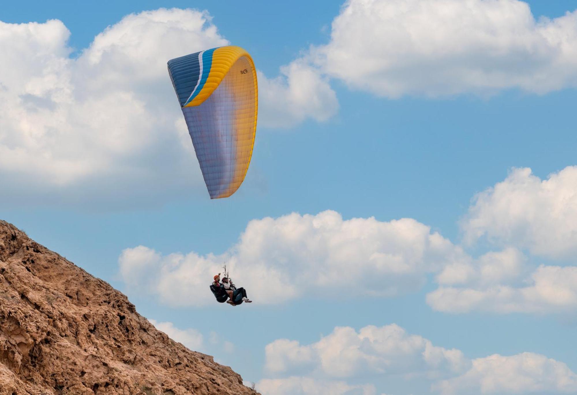 Отель Al Badayer Retreat By Sharjah Collection Margham Экстерьер фото Tandem paragliding
