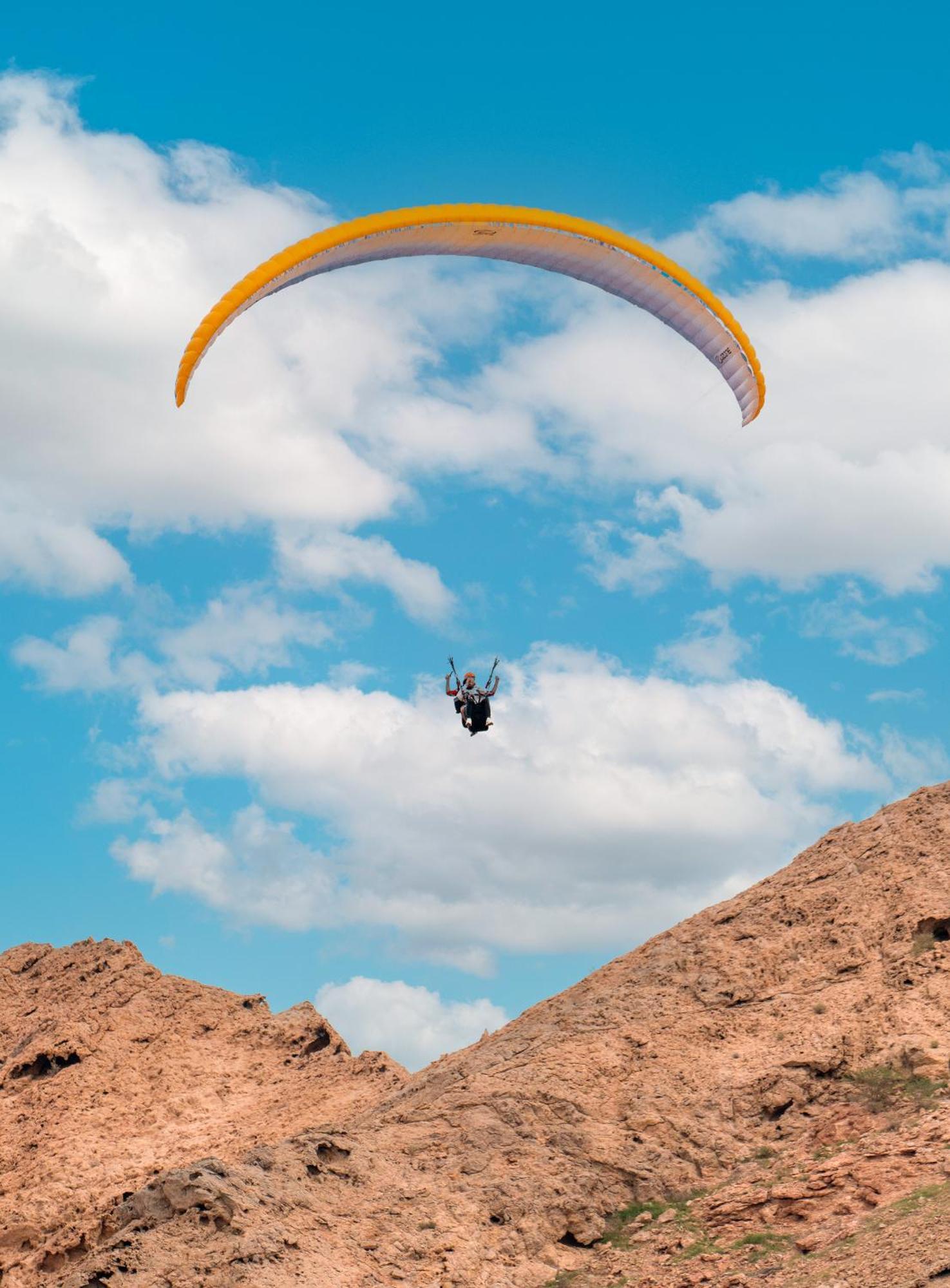 Отель Al Badayer Retreat By Sharjah Collection Margham Экстерьер фото Parachute landing at the top of the hill
